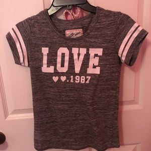 Cute grey t-shirt says love on it Size  X SMALL